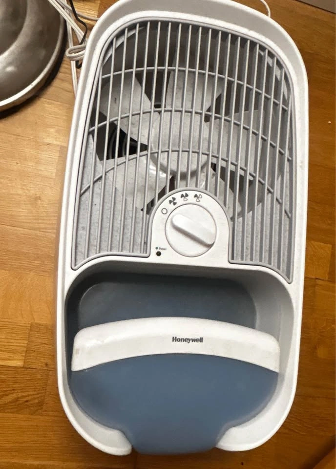 Honeywell Humidifier - Good Condition - photo 4