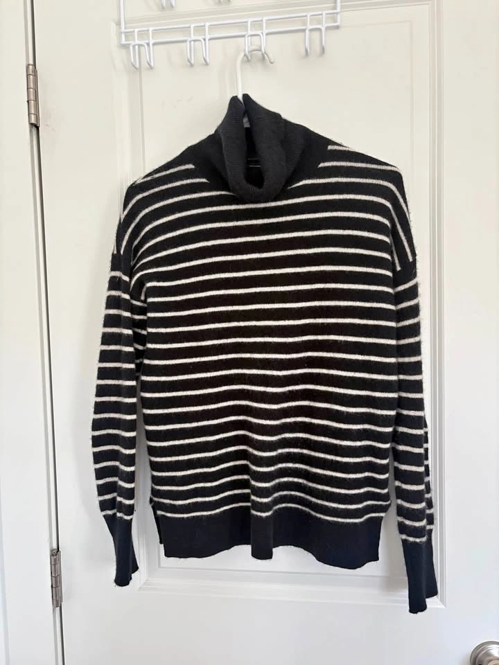 100% Cashmere Turtleneck Sweater - Size M