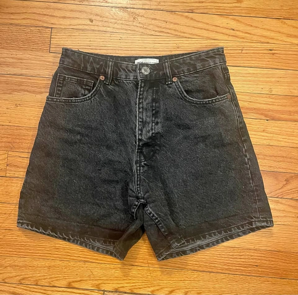 Zara Women’s Black Denim Distressed High Rise Shorts Size 6