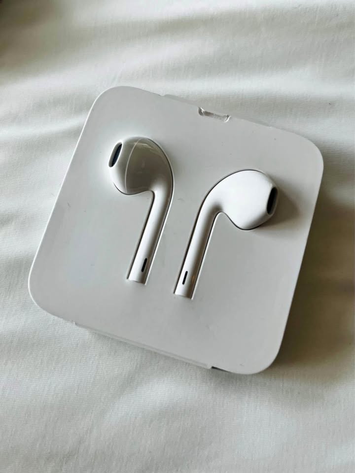 Apple EarPods wired lightning