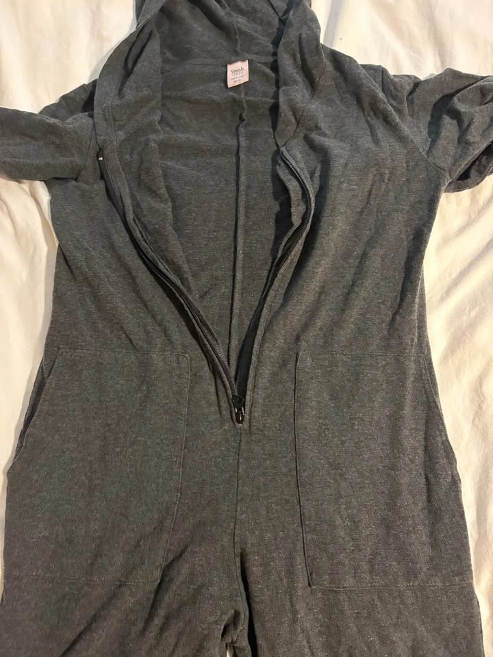 Smash + Tess Hooded Romper long sleeve and pant length size XS - photo 3