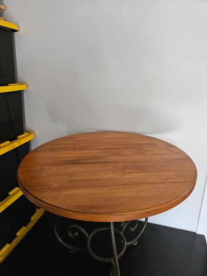 Round Dining Table - photo 2