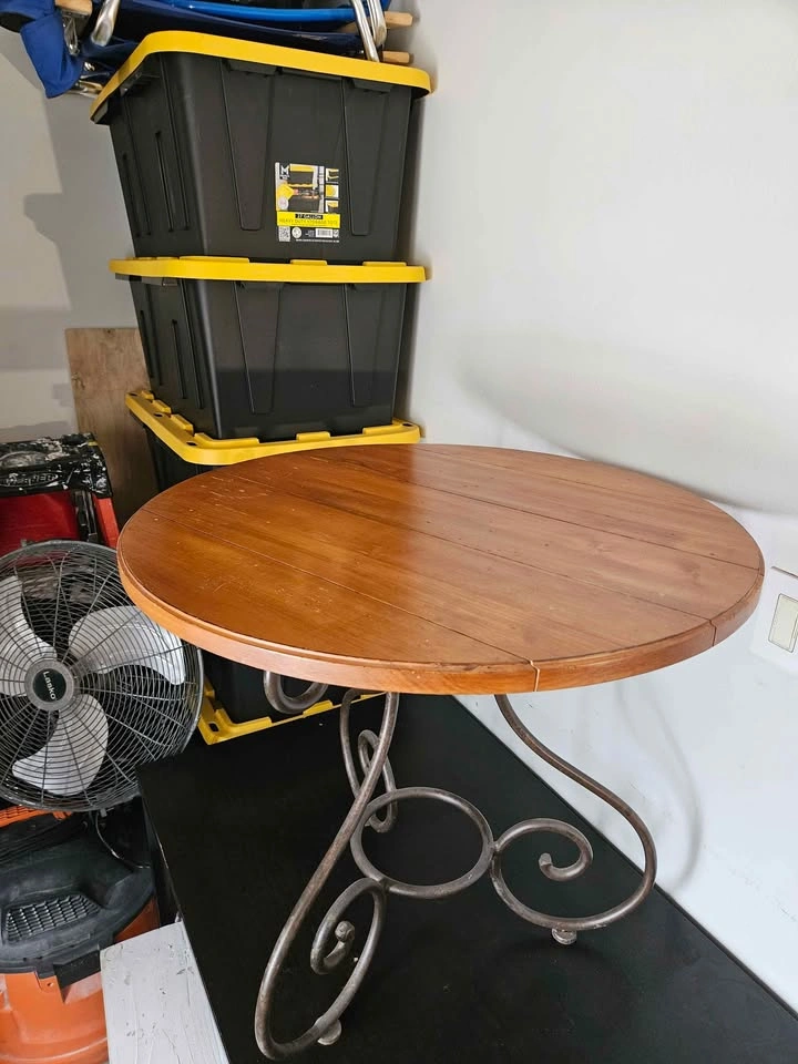 Round Dining Table - photo 3