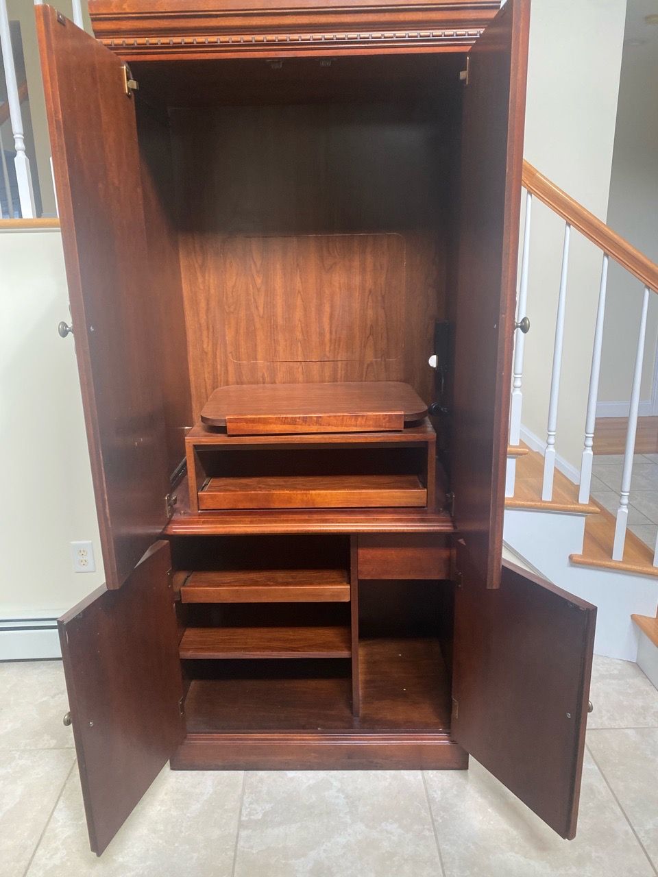 Queen Ann Style Solid Wood Entertainment Armoire - photo 3