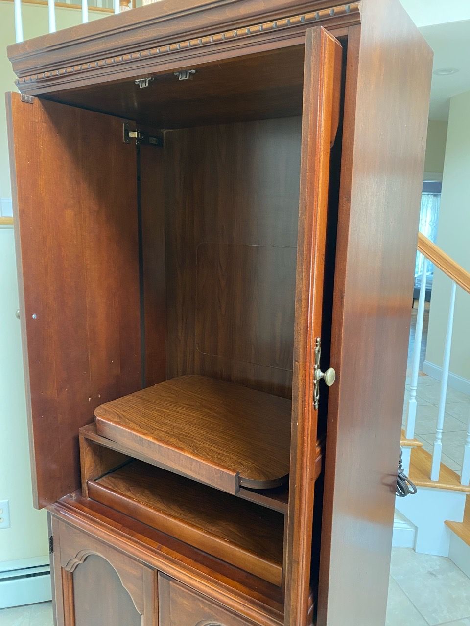 Queen Ann Style Solid Wood Entertainment Armoire - photo 4