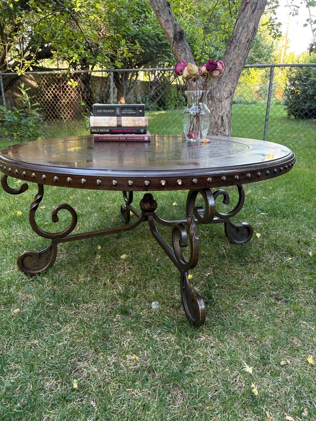 Beautiful Ashley Rafferty coffee table - photo 2