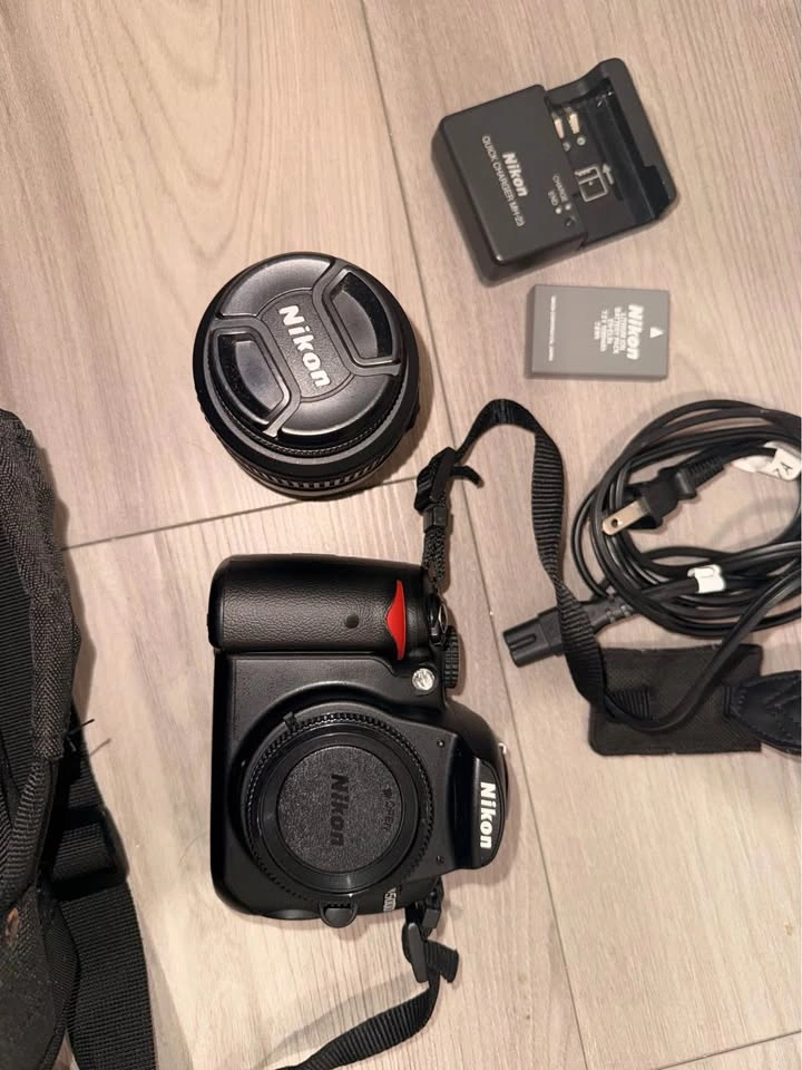 Nikon D5000 DSLR Camera Bundle - photo 2