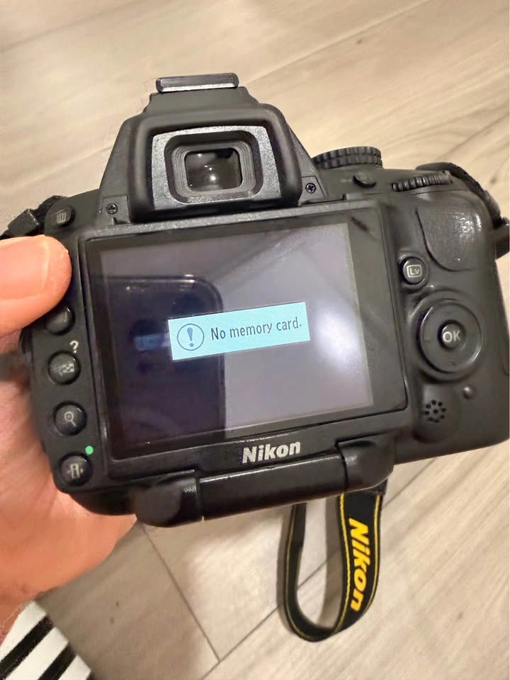 Nikon D5000 DSLR Camera Bundle - photo 4