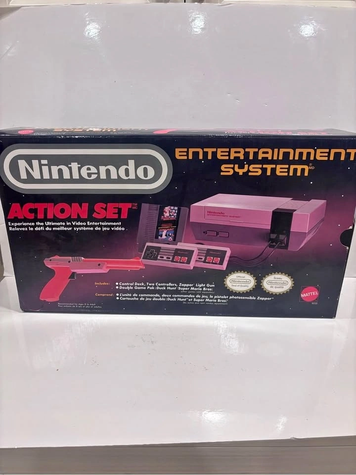 Nintendo NES Action Set Mattel Canada Box Zapper 2 Controllers