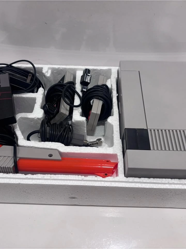 Nintendo NES Action Set Mattel Canada Box Zapper 2 Controllers - photo 5