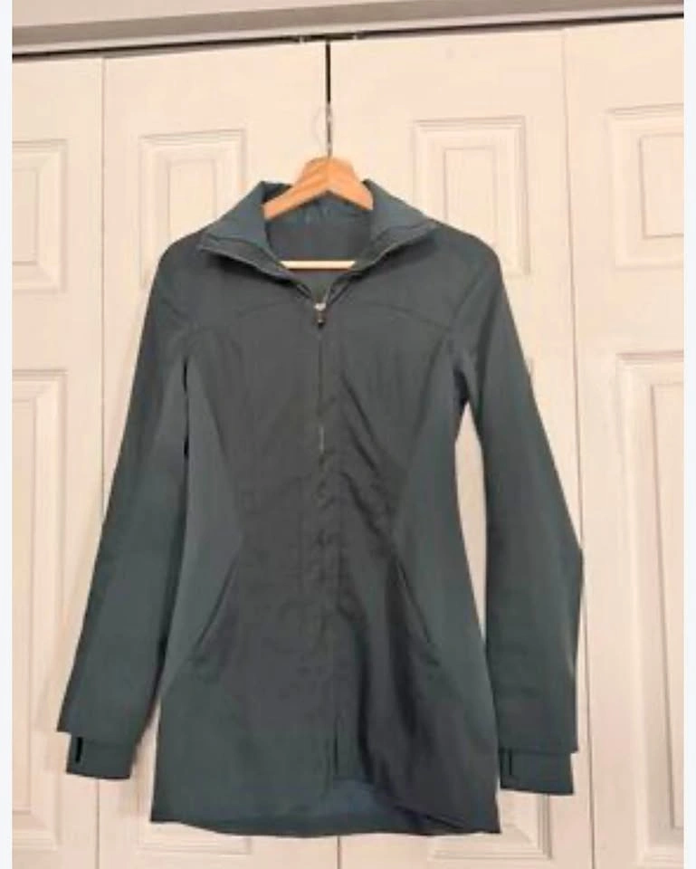 Lululemon fits like a glove rain jacked - size 6