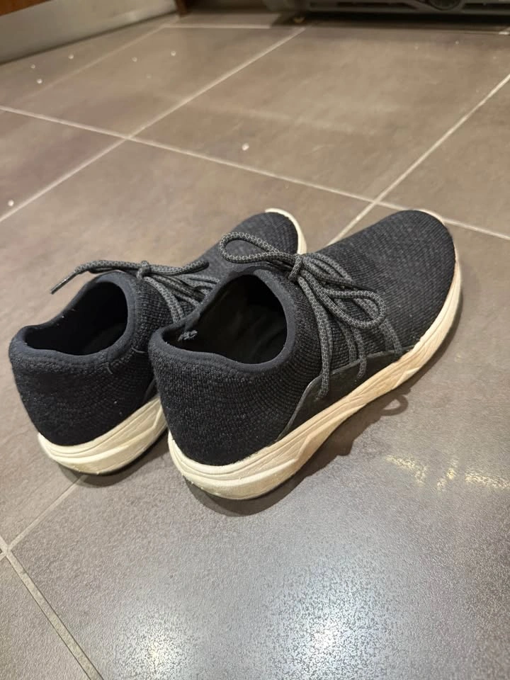 Vessi water proof shoe - size 7 - photo 2