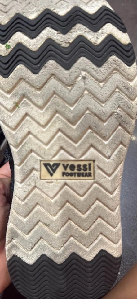 Vessi water proof shoe - size 7 - photo 3