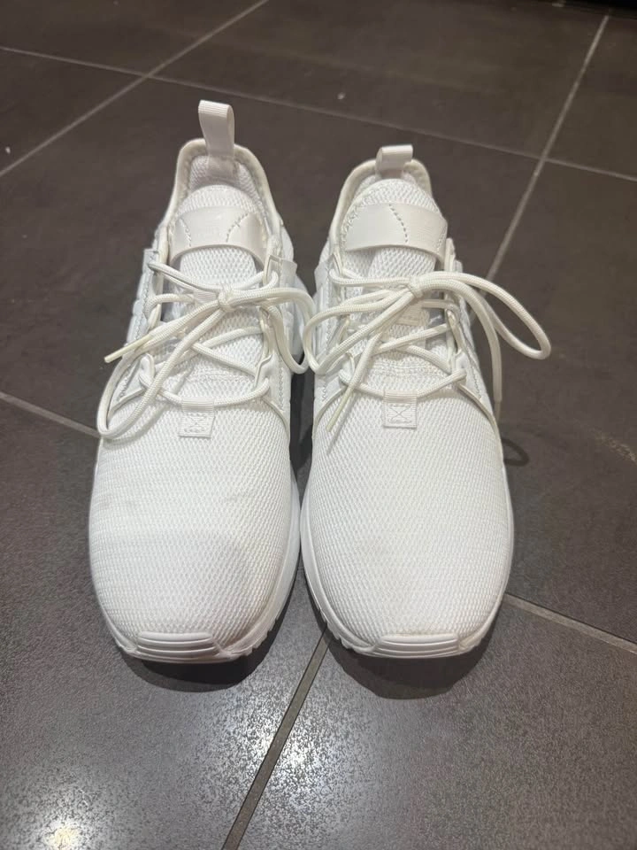 Adidas white shoe - size 4 - photo 2