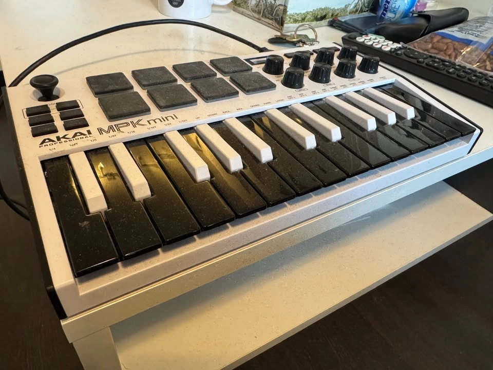 Midi Keyboard AKAI MPK Mini - photo 3