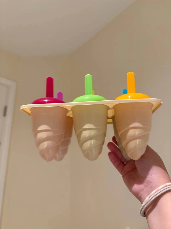 Ice cream cones and mug - photo 2