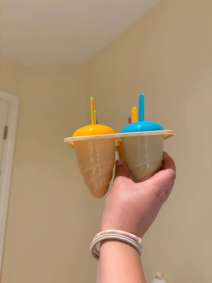 Ice cream cones and mug - photo 3