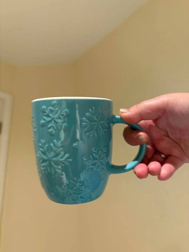 Ice cream cones and mug - photo 4