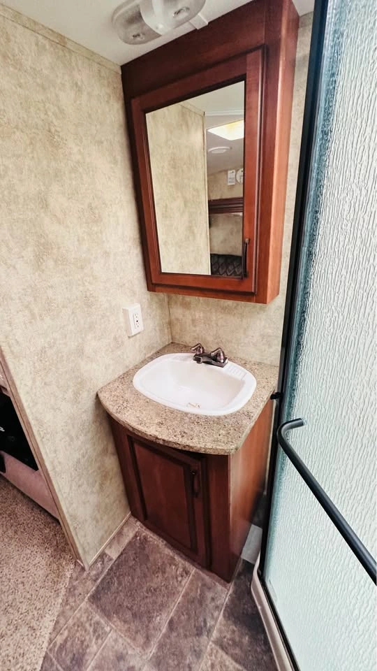 2012 keystone Montana 5th wheel - photo 3