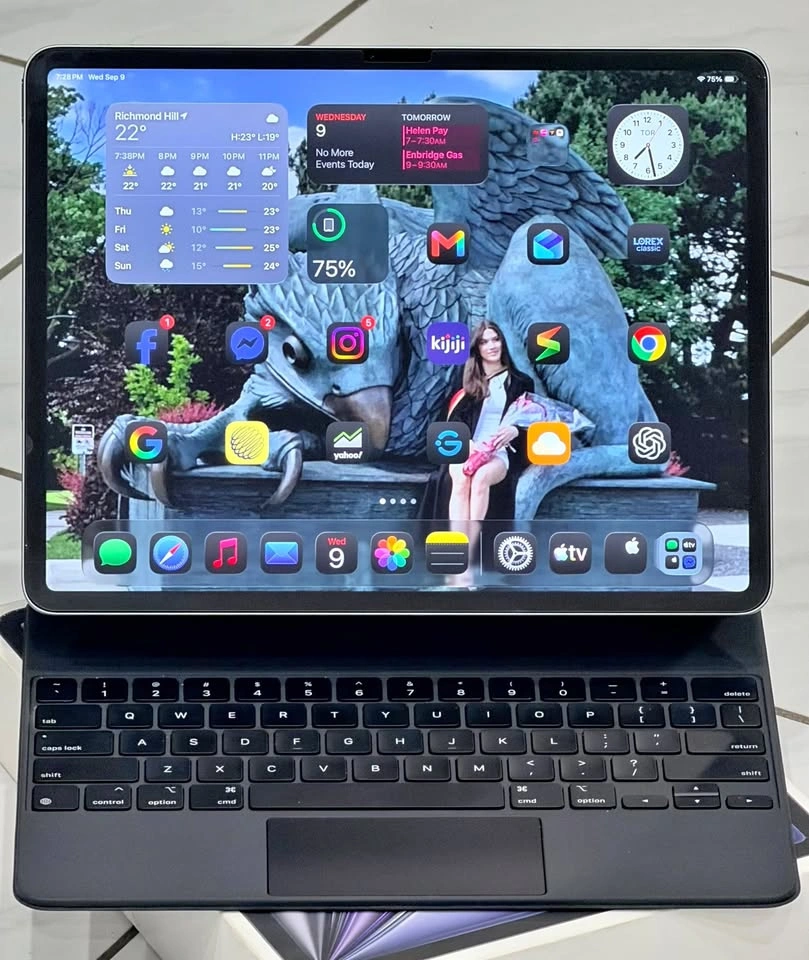 Like New! Apple 13-Inch M2 iPad Air + Magic Keyboard
