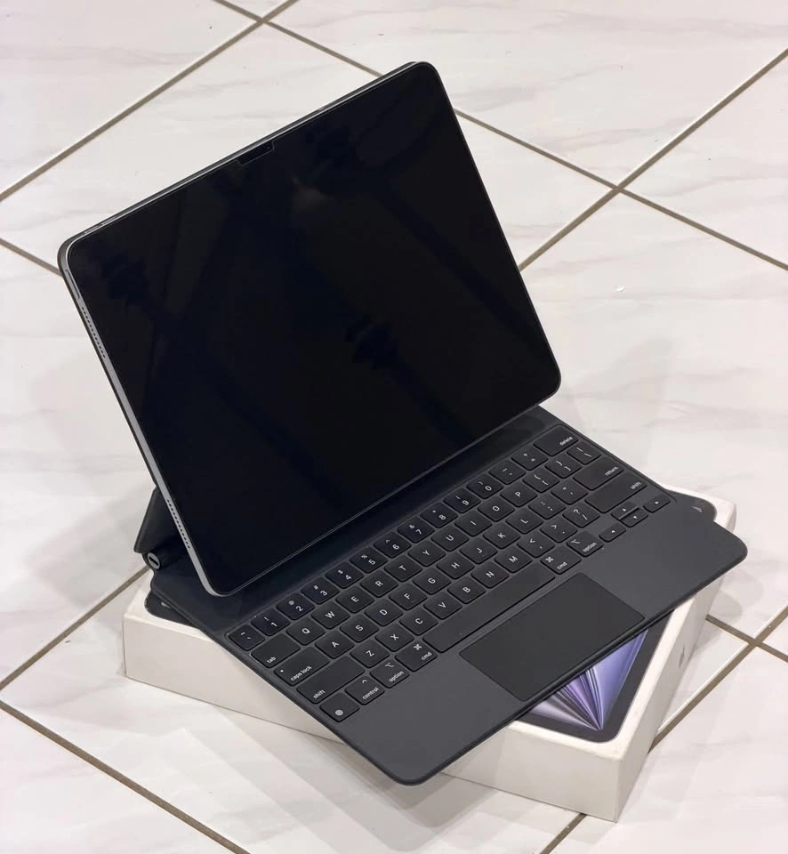 Like New! Apple 13-Inch M2 iPad Air + Magic Keyboard - photo 2