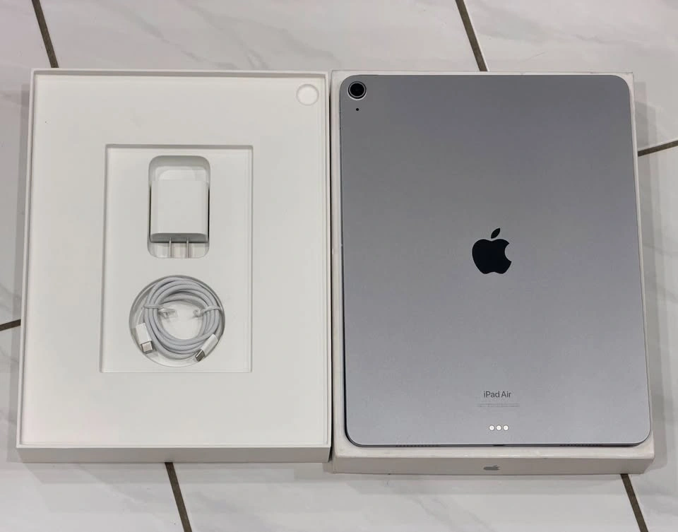 Like New! Apple 13-Inch M2 iPad Air + Magic Keyboard - photo 3