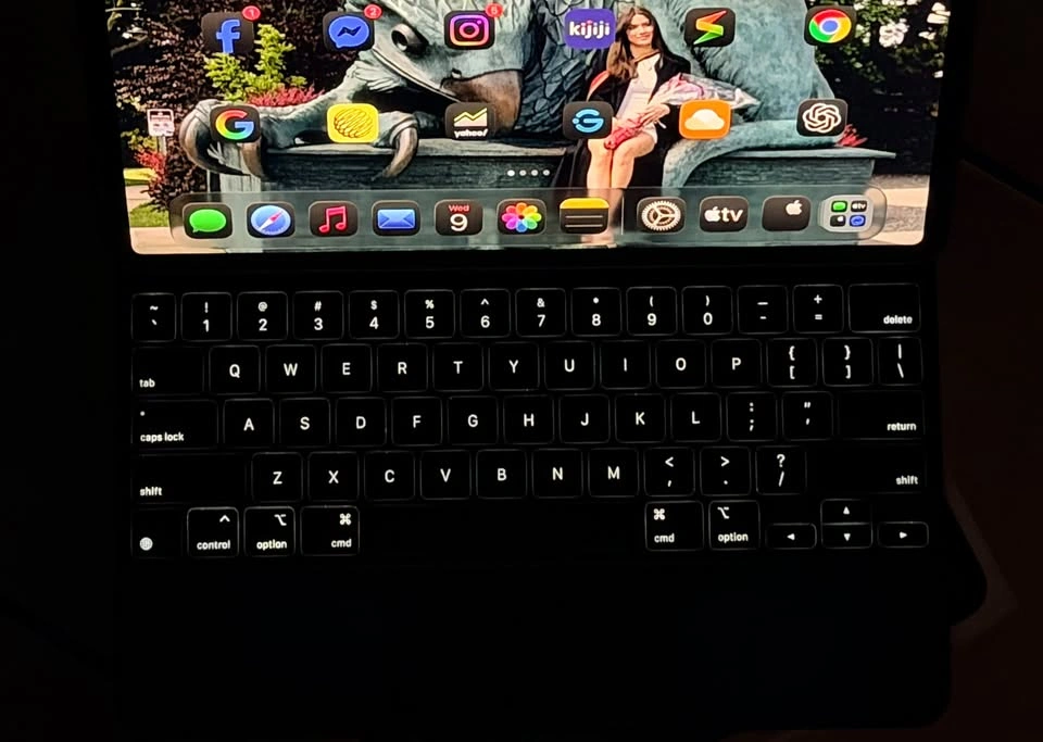 Like New! Apple 13-Inch M2 iPad Air + Magic Keyboard - photo 5