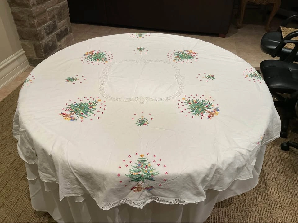 Table Cloth Vintage X Mas Cross-Stitched Round 67” - photo 4