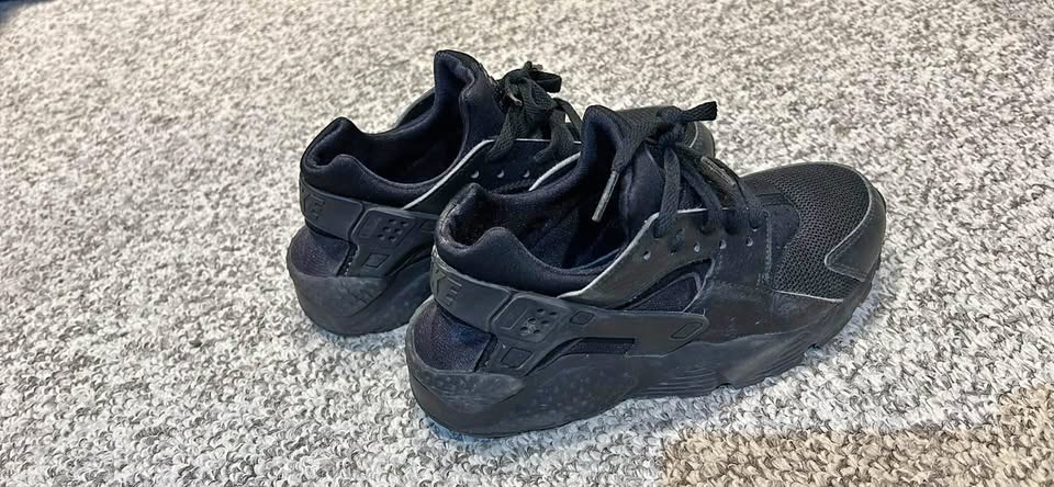 Nike Huarache - all black 4Y