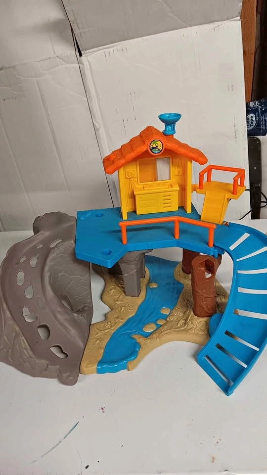 Fisher-Price Dora the Explorer Animal Rescue Center Playset