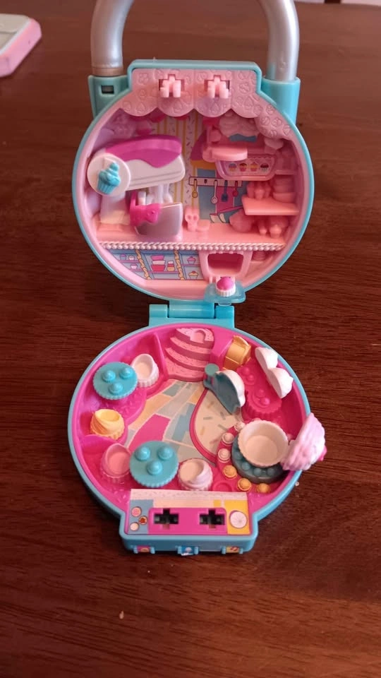 Moose Toys Shopkins Lil' Secrets Secret Lock Bakery Playset - photo 3