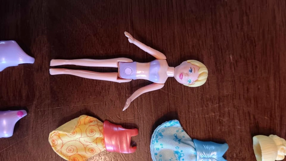 Mattel Polly Pocket Magnetic Doll and Fashion Lot - photo 2