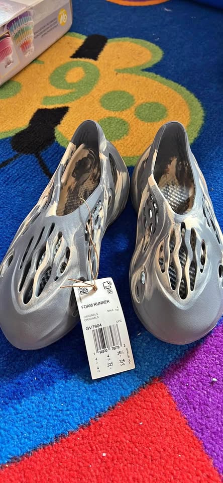 Yeezy Foam Runners (original! ) size 4US