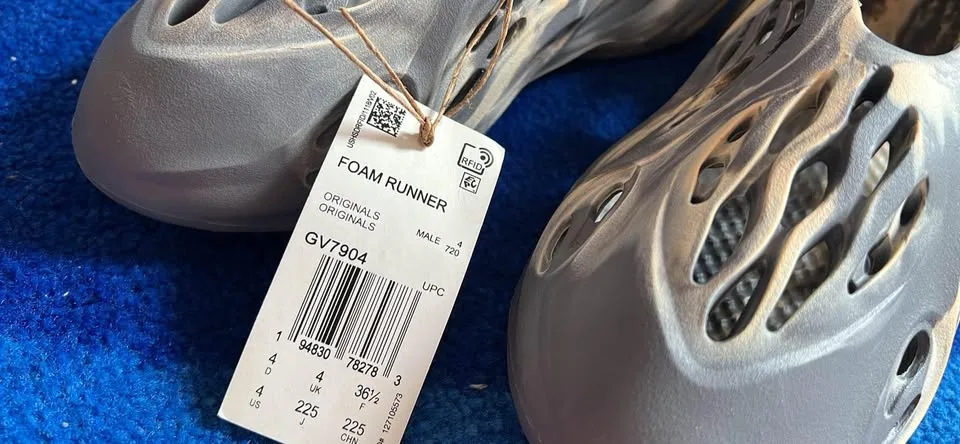 Yeezy Foam Runners (original! ) size 4US image indicator(2)