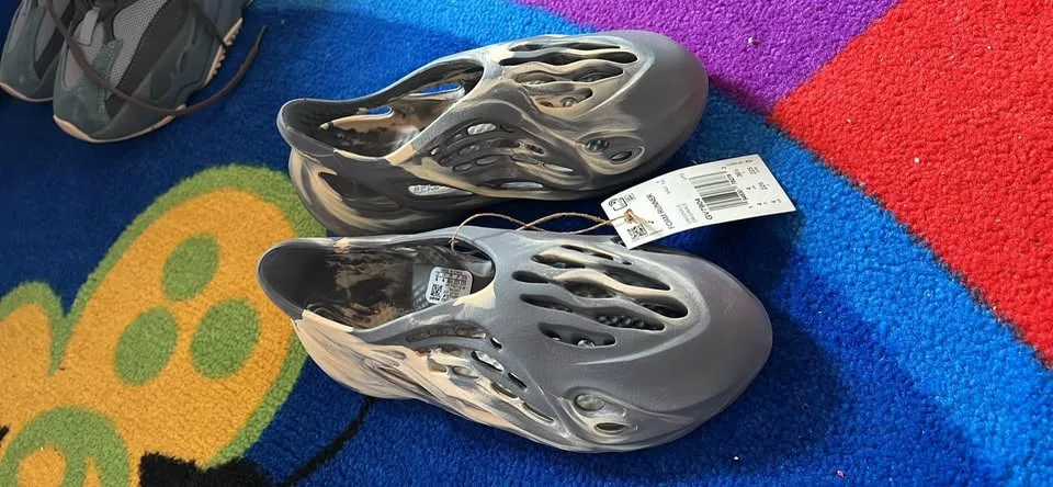 Yeezy Foam Runners (original! ) size 4US image indicator(3)