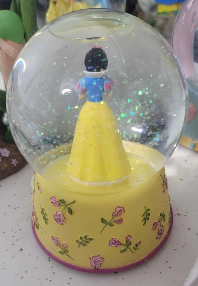 Disney Snow White "Fairest of Them All" Musical Snow Globe - photo 2