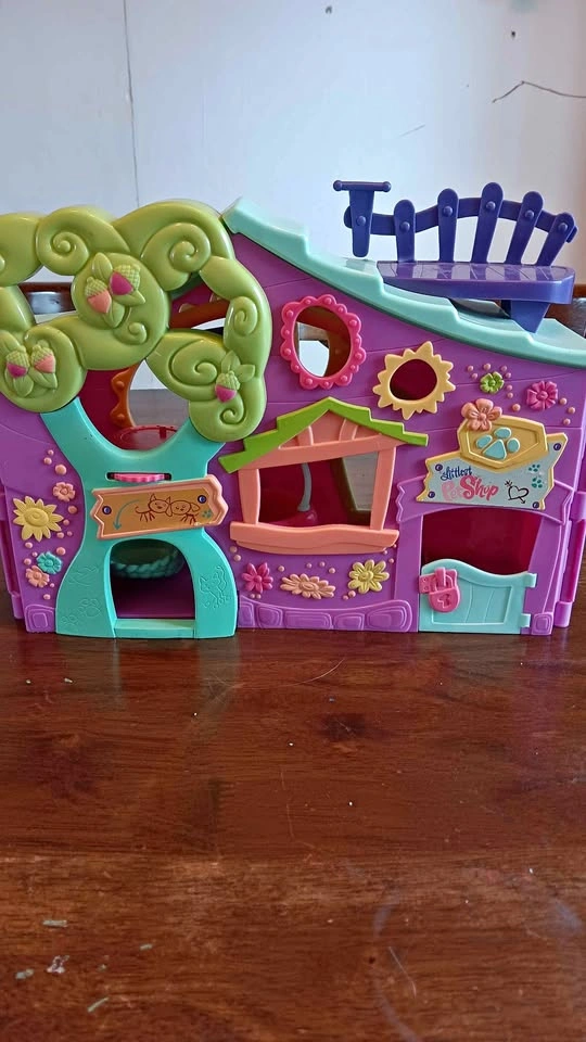 Vintage 2007 Hasbro LPS Clubhouse / Treehouse playset