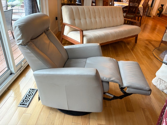 Like-New IMG Comfort Norway Leather Relaxer Recliner - Cinder - photo 3