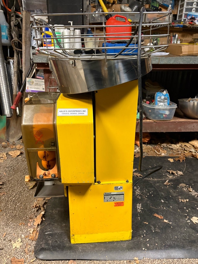 Zumex Commercial Automatic citrus Juicer - photo 4