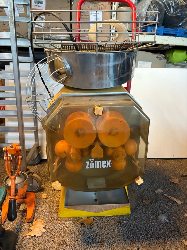 Zumex Commercial Automatic citrus Juicer - photo 5