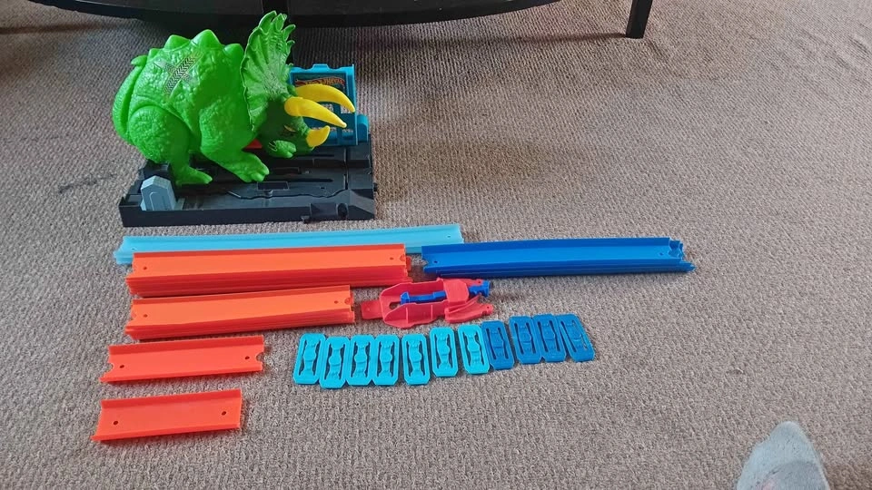 Hot Wheels City Triceratops Smash Track Set