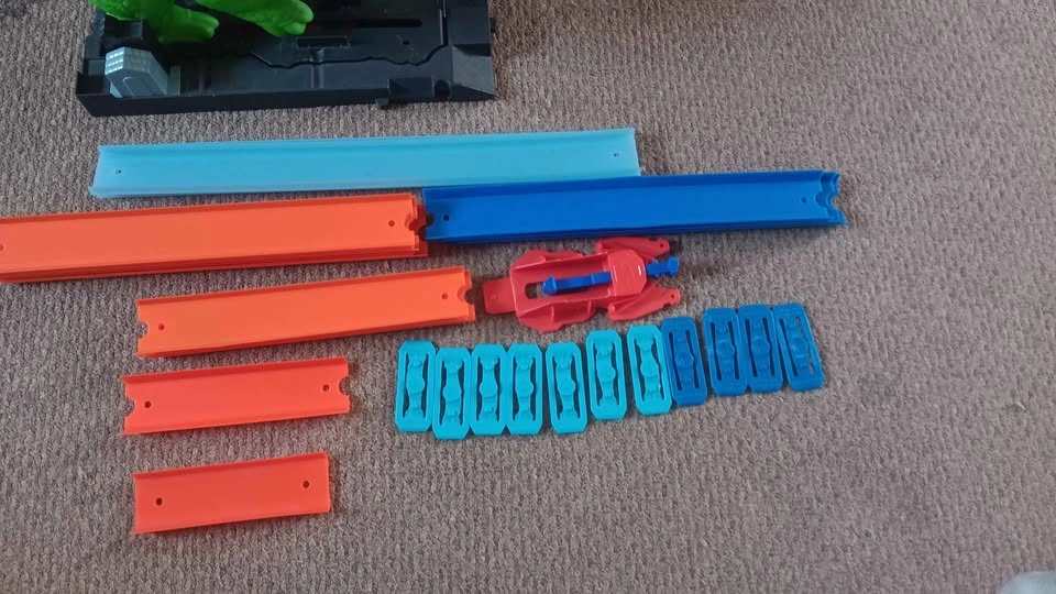 Hot Wheels City Triceratops Smash Track Set - photo 2