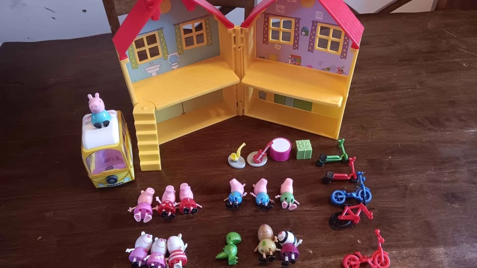 Peppa Pig Playhouse with Figures and Accessories