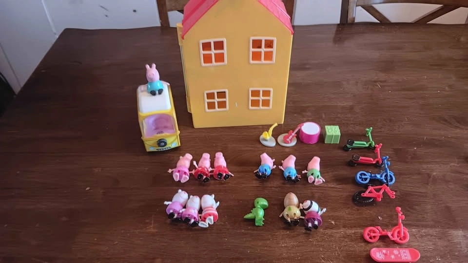 Peppa Pig Playhouse with Figures and Accessories - photo 2