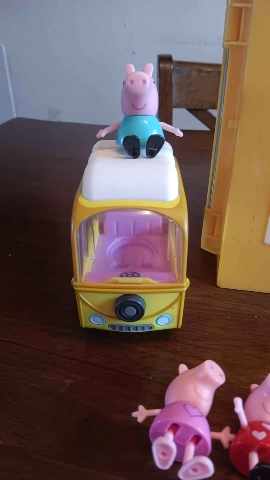 Peppa Pig Playhouse with Figures and Accessories - photo 5