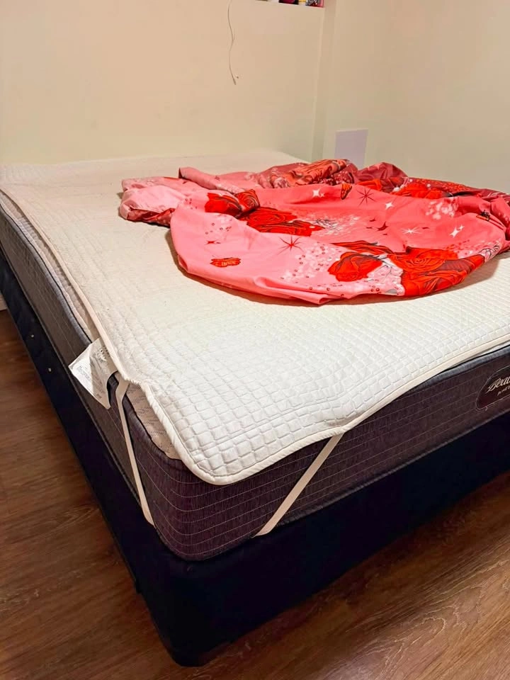 Queen Bed Set: Beautyrest Mattress, Box Spring, and Frame