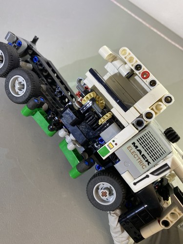 LEGO TECHNIC: Mack LR Electric Garbage Truck (42167) - photo 2