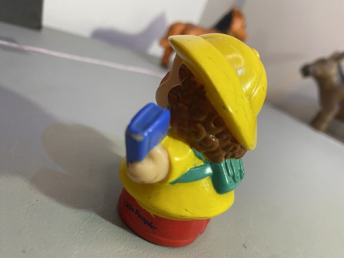 Fisher Price Little People Maggie In A Raincoat With A Book 2005 - photo 2