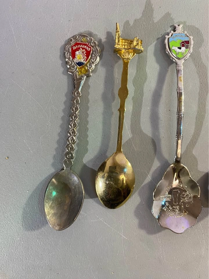 Vintage Souvenir Spoon Collection - Set of 6 - photo 2