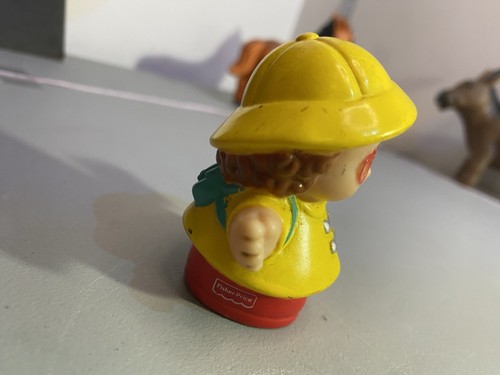 Fisher Price Little People Maggie In A Raincoat With A Book 2005 - photo 4